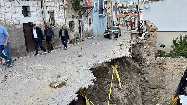 Yeşilhisar'da korkutan heyelan: Yol trafiğe kapatıldı!