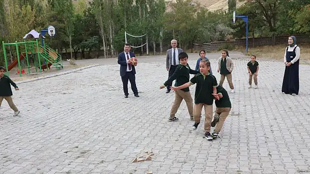 Yeşilhisar'da öğrencileri sevindiren ziyaret! Bozdağ oyuna ortak oldu