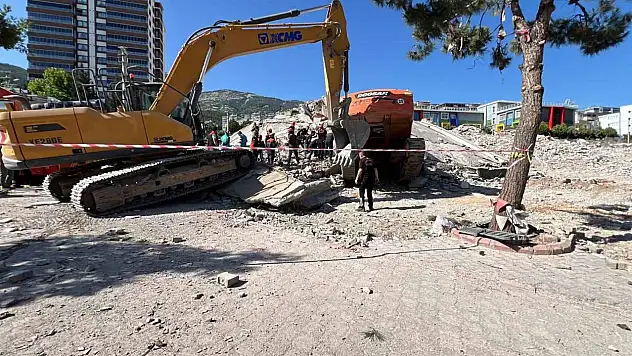 İş Makinesi Enkaz Altında Kaldı