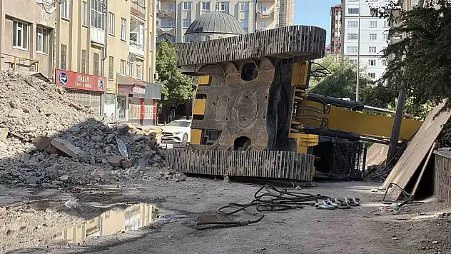 Kayseri'de iş makinesi devrildi: 1 kişi yaralandı!