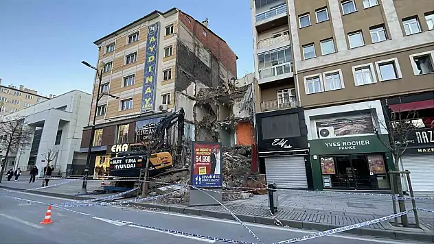 Yıkım sırasında bitişikteki bina hasar gördü!