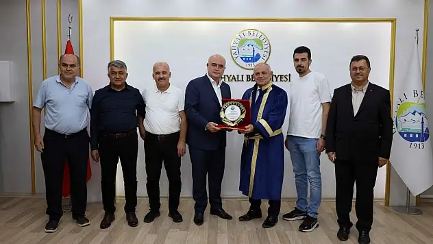 Yılın 'Fahri Ahisi' seçilen Başkan Öztürk kaftanı giydi!