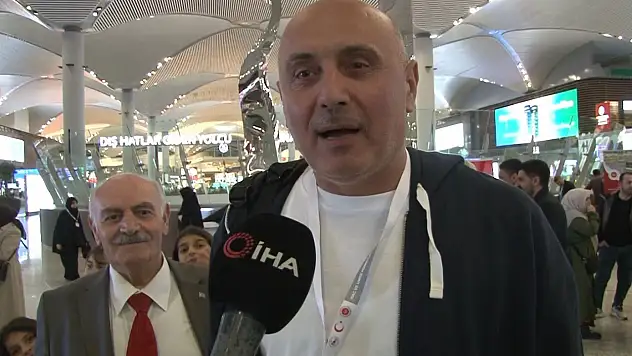 17 yıl bekleyen de var, gözyaşını tutamayan da: İlk hac kafilesi yola çıktı