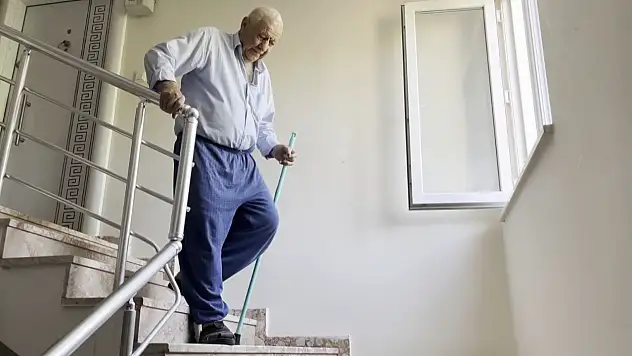86 yaşındaki çift evlerinde asansörsüz mahsur kaldı