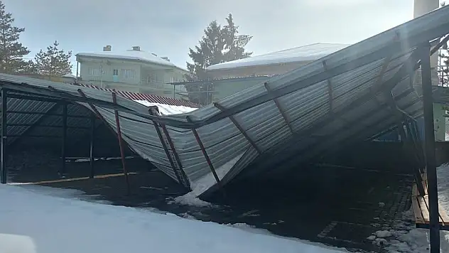 Yoğun kar yağışı nedeniyle sundurma çöktü!