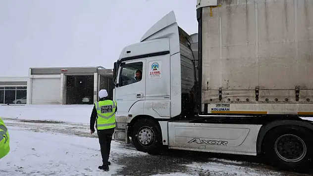 yoğun kar yağışı ve tipi ulaşımı aksattı