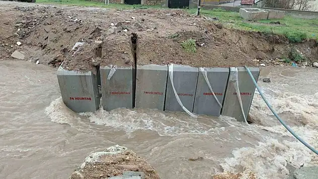 Sağanak sonrası köprü yıkıldı