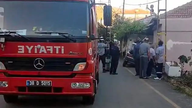 Yol bir anda çöktü! Park halindeki otomobil göz açıp kapayıncaya kadar kayboldu