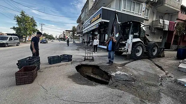 Adana'da yolun ortasında 2 metrelik çukur oluştu!