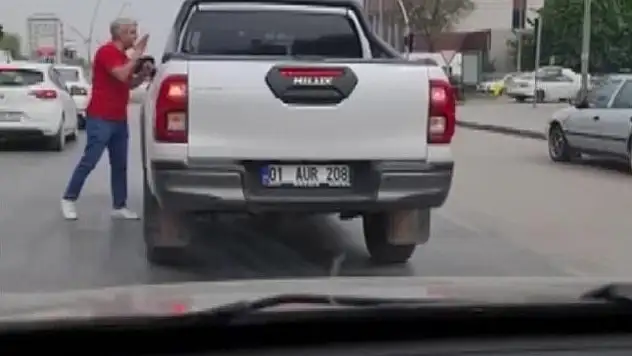 Yol kavgasında yaşlı adamı yumrukladı