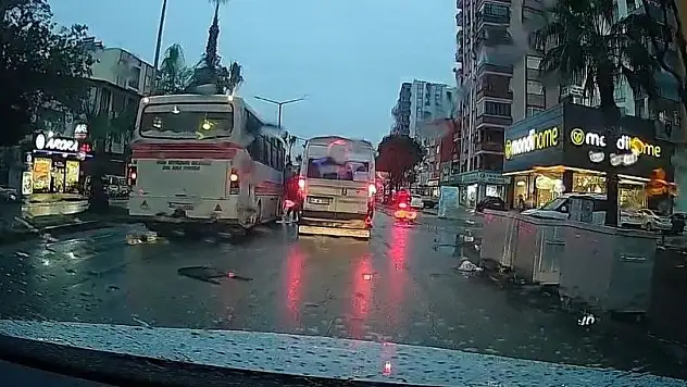 Adana'da yol verme kavgasına karışan sürücülere ağır ceza!