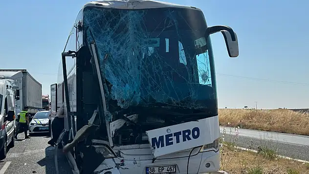 Yolcu otobüsü kamyona arkadan çarptı: 1'i ağır 8 yaralı