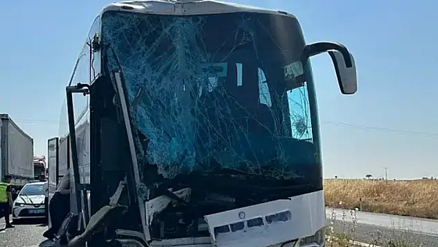 Yolcu otobüsü kamyona arkadan çarptı: 1'i ağır 8 yaralı