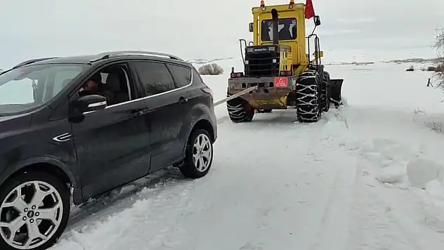 Karla mücadele ekipleri yolda kalan sürücülerin imdadına yetişti