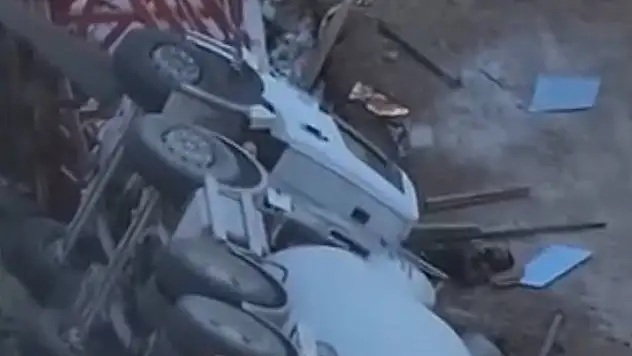 Akılalmaz olay! Yol çöktü kontrolünü kaybeden beton mikseri devrildi: 1 yaralı