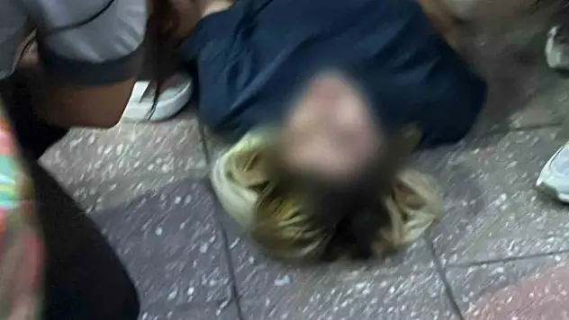 Yolda yürürken kocası tarafından bıçaklandı