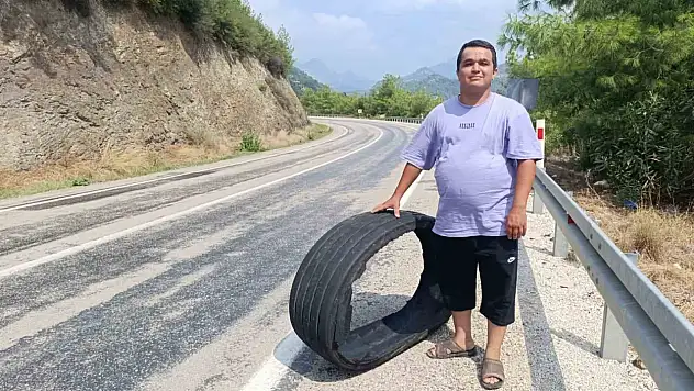 Yoldaki kamyon lastiğine çarpma anı görüntülendi!