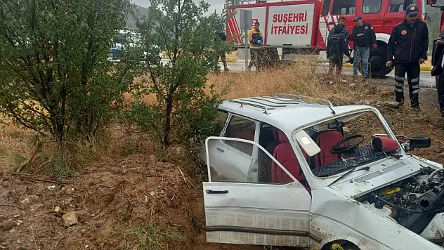 Sivas'ta araç yoldan çıktı: Sürücü ve yolcu yaralandı!