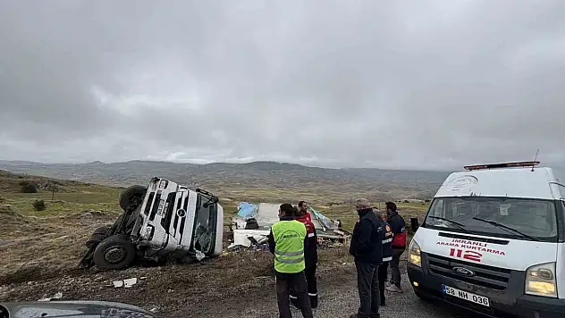 Sivas'ta meyve yüklü tır devrildi: Sürücü yaralandı