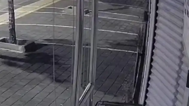 Motosikletli Lüks Araca Çarpıp Kaçtı!