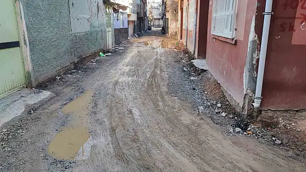 Adana'da yol çalışmalarına tepki: 'Köstebek yuvasına döndü'