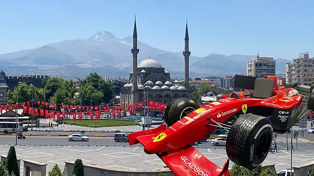 Yolların tozunu attırdı şimdi Kayseri'de