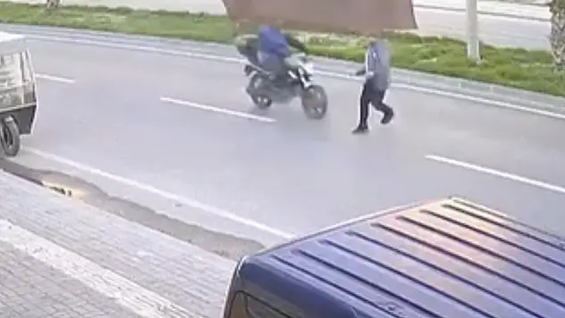 Yolun karşısına geçerken motosikletin çarptığı şahıs yaralandı!