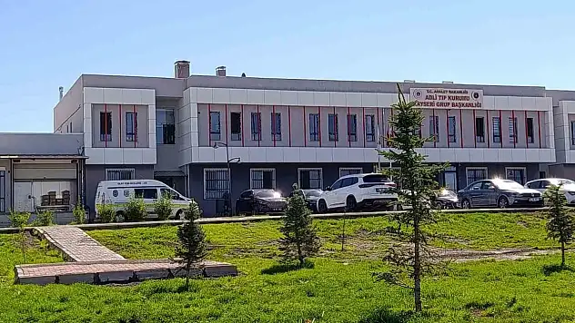 Yolun karşısına geçmek isterken canından oldu