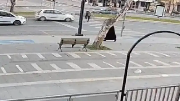 Kahramanmaraş'ta yolun karşısına geçmeye çalışan yayaya otomobil çarptı!
