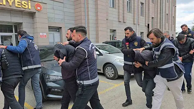 Yolcu otobüsünün bagajından 53 göçmen çıktı