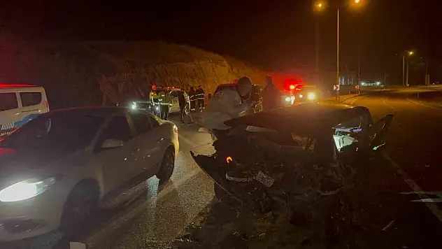 Aydınlatma direğine çarpan otomobilin sürücüsünden acı haber...