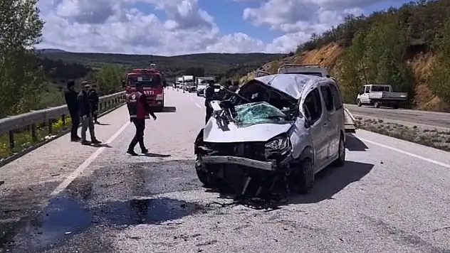 Yozgat'ta bariyerlere çarpan araçta çok sayıda kişi yaralandı