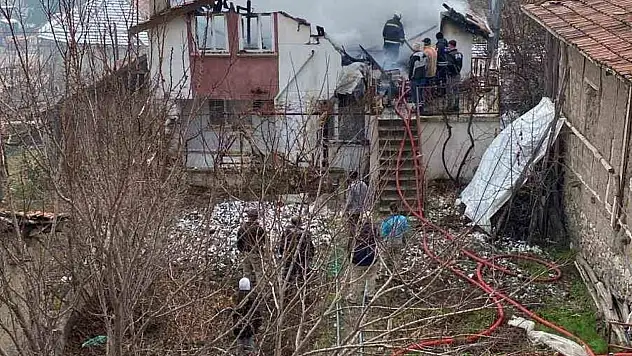 Binada çıkan yangında yoğun duman gökyüzünü kapladı