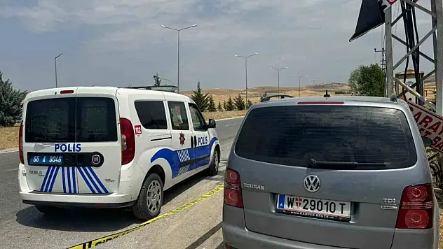 Elektrik direğine çarpan otomobildeki 3 kişi yaralandı