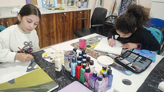 Komşuda gençler sanata ve üretime yönlendiriliyor