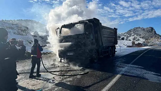 Yozgat'ta seyir halindeki kamyon alev aldı