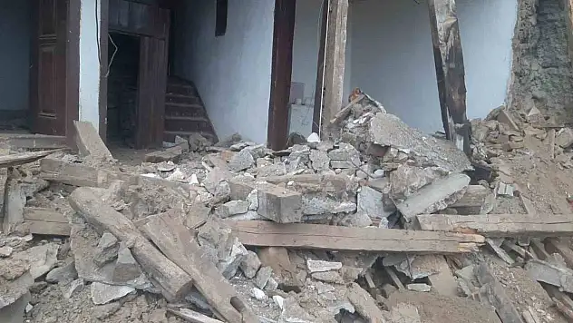 Metruk konak, yağışın etkisiyle çöktü