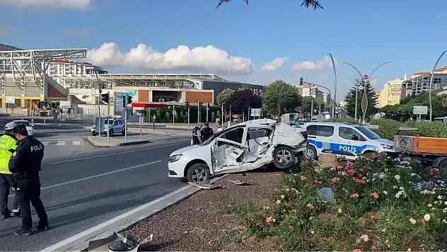 Minibüs ve otomobil çarpıştı: 1 kişi hayatını kaybetti