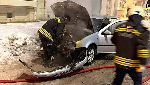 Otomobil alev alev yandı