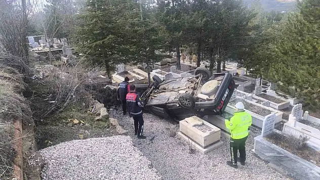Yozgat'ta otomobil mezarlığa uçtu: 2 yaralı