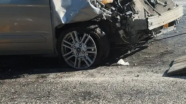 Yozgat'ta otomobil ve hafif ticari araç çarpıştı