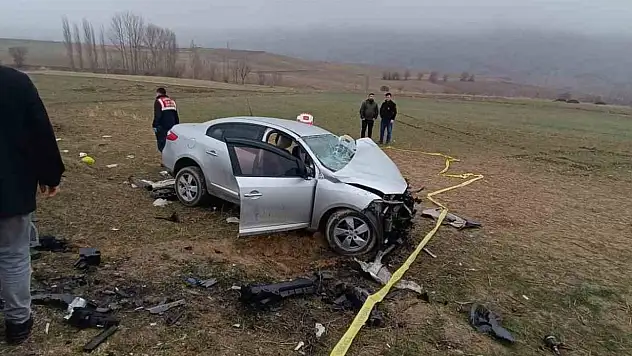 İki otomobil kafa kafaya çarpıştı: 1 kişi hayatını kaybetti