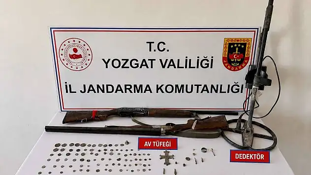 Yozgat'ta evinden tarih fışkırdı! Sikkeler, haç ve dedektör ele geçirildi