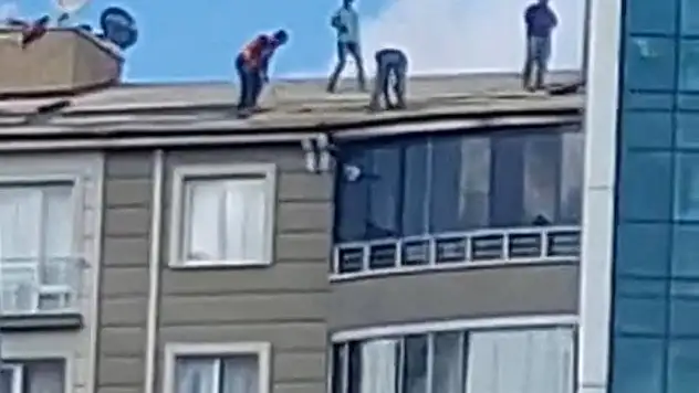 Yozgat'ta çatıda emniyetsiz çalışan işçiler böyle görüntülendi!