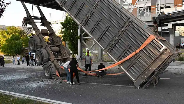 Yozgat'ta tırın dorsesi takıldı! Yol 1 saat trafiğe kapandı
