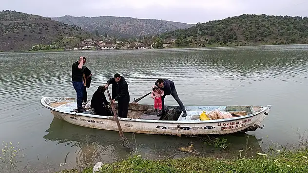 Yozgat'ta yolu sular altında kaldı: Kayıklarla köye gittiler!