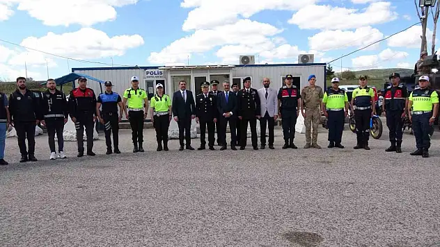 Yozgat Valisi Özkan, şehitlik ve uygulama noktasında bayramlaştı