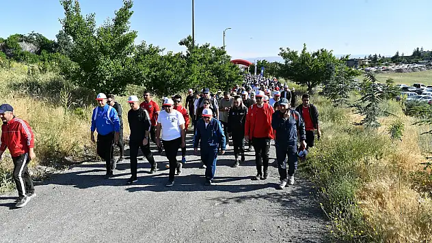 Yüzlerce kişi Ali Dağı'nda aynı anda yürüyüş yaptı!