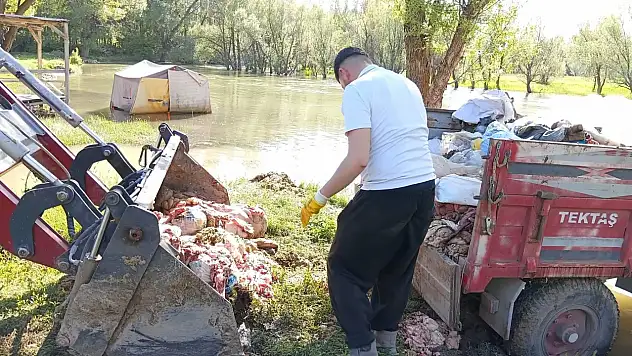 Zamantı Irmağı'nda kurban atığı tepkisi!