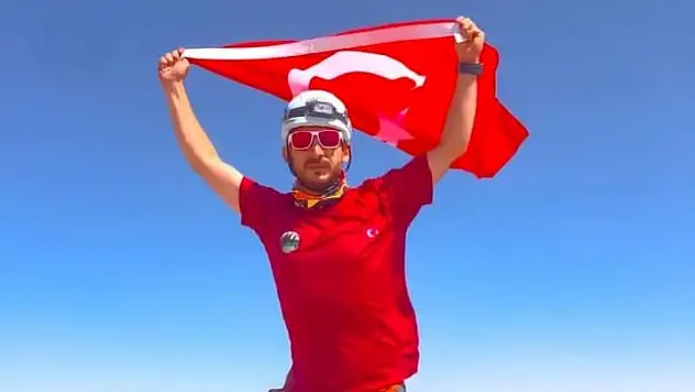 Zirvede bir Kayserili: 4.135 metrede unutulmaz an!